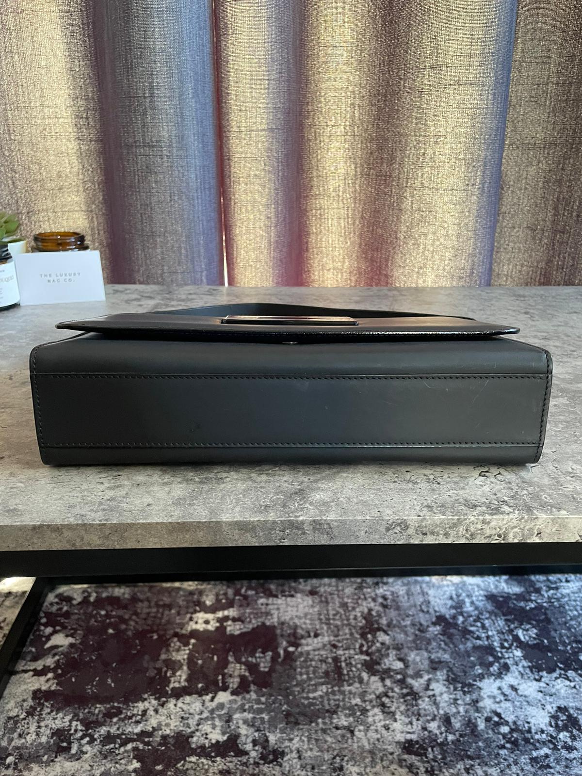 Vintage Gucci ShoulderBag Square G
Emblem authentic 2k hard shell black