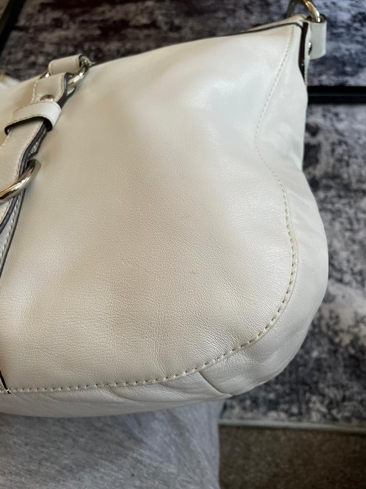 Vintage Coach Shoulderbag White Leather
Authentic Y2k Detailed