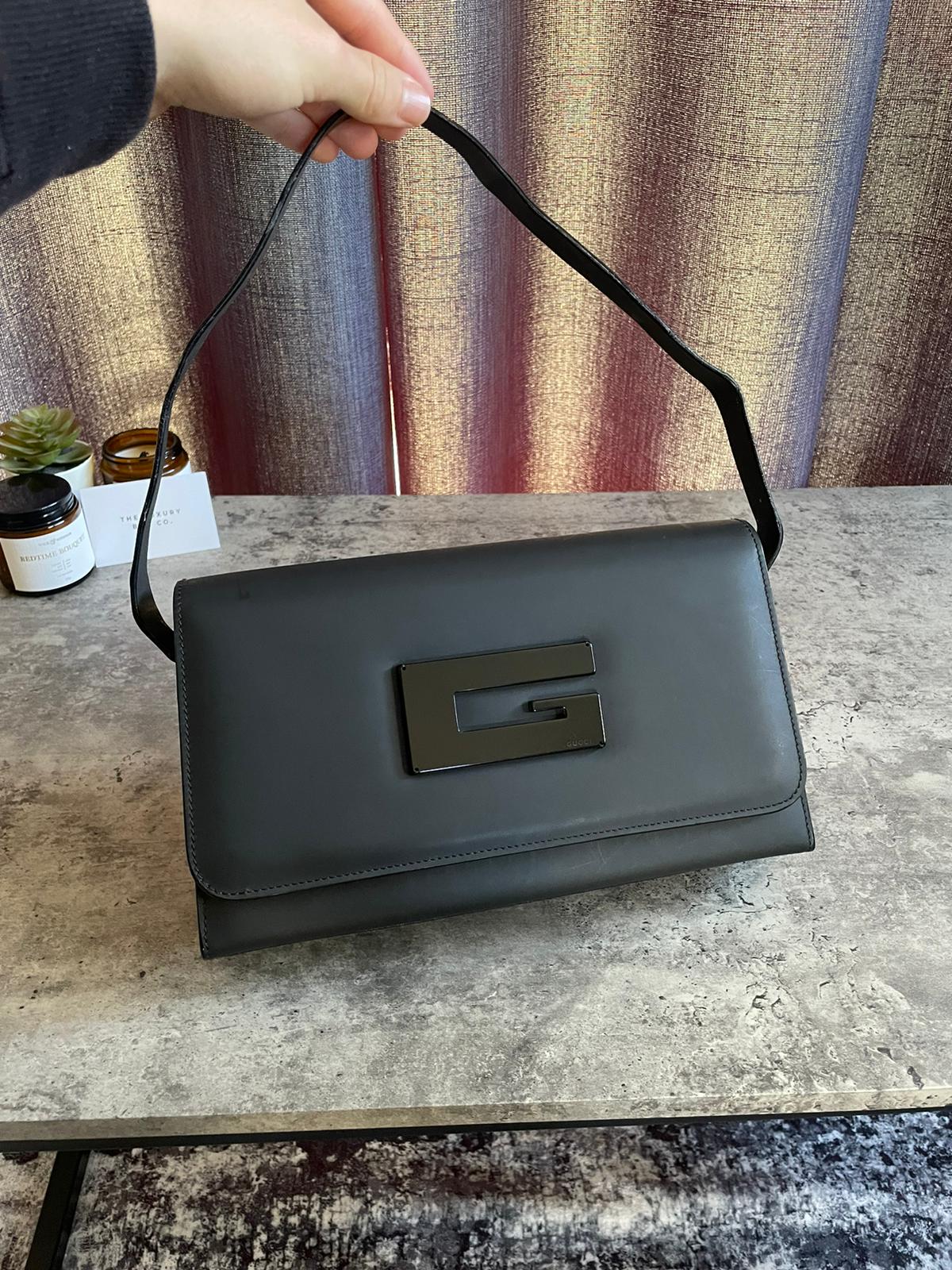 Vintage Gucci ShoulderBag Square G
Emblem authentic 2k hard shell black