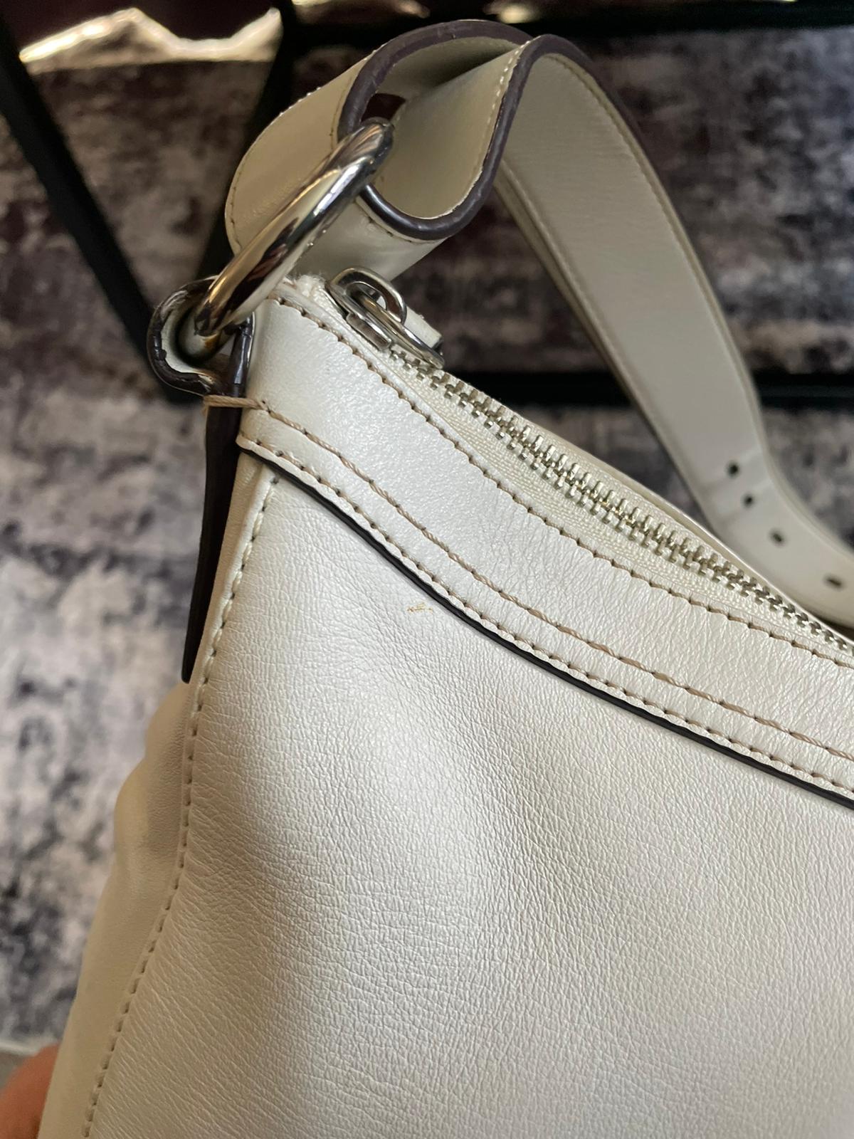 Vintage Coach Shoulderbag White Leather
Authentic Y2k Detailed