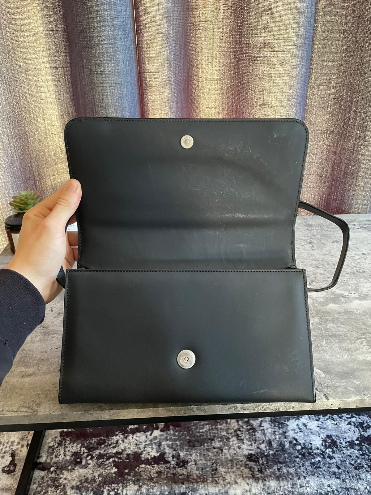 Vintage Gucci ShoulderBag Square G
Emblem authentic 2k hard shell black