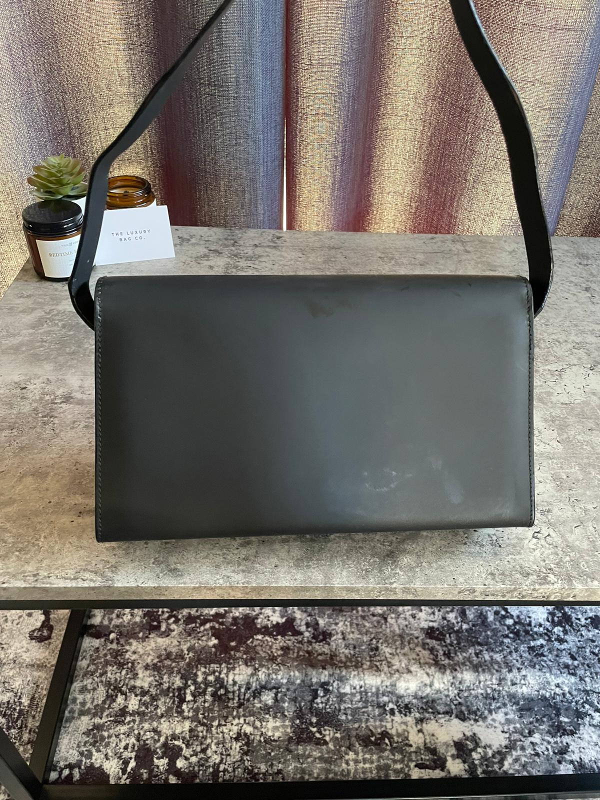 Vintage Gucci ShoulderBag Square G
Emblem authentic 2k hard shell black