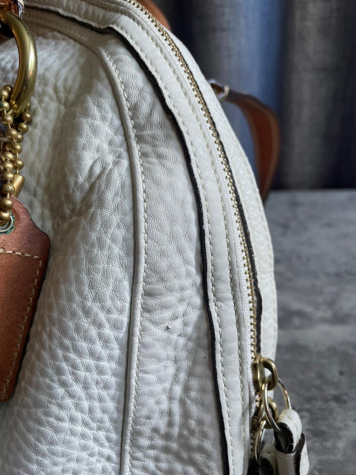 Vintage Coach Soho Handbag White/ Brown Leather Buckle Flap Authentic Y2k
Good condition