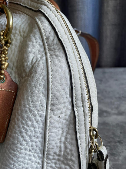 Vintage Coach Soho Handbag White/ Brown Leather Buckle Flap Authentic Y2k
Good condition