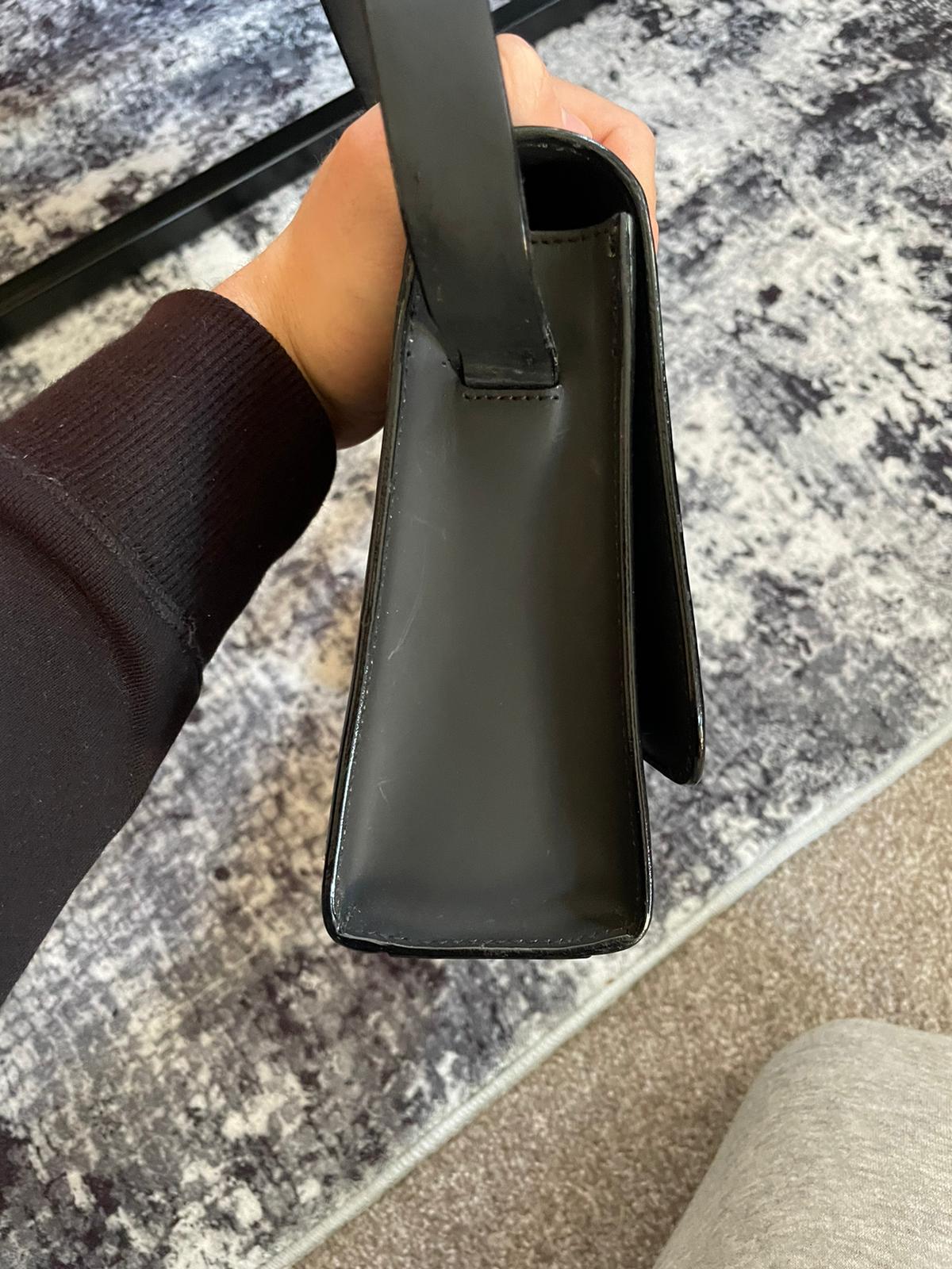 Vintage Gucci ShoulderBag Square G
Emblem authentic 2k hard shell black