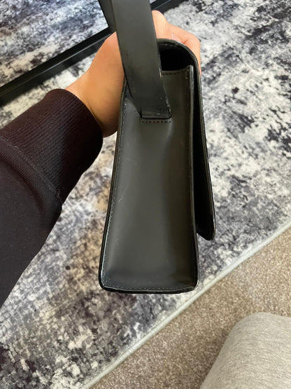 Vintage Gucci ShoulderBag Square G
Emblem authentic 2k hard shell black