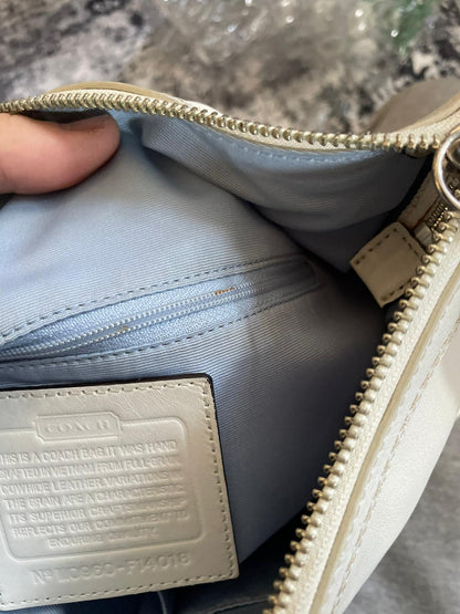 Vintage Coach Shoulderbag White Leather
Authentic Y2k Detailed