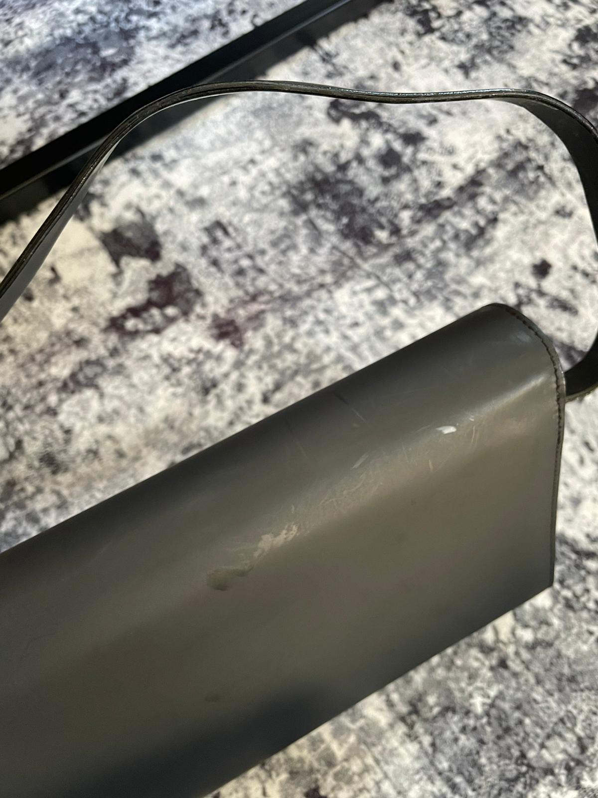 Vintage Gucci ShoulderBag Square G
Emblem authentic 2k hard shell black