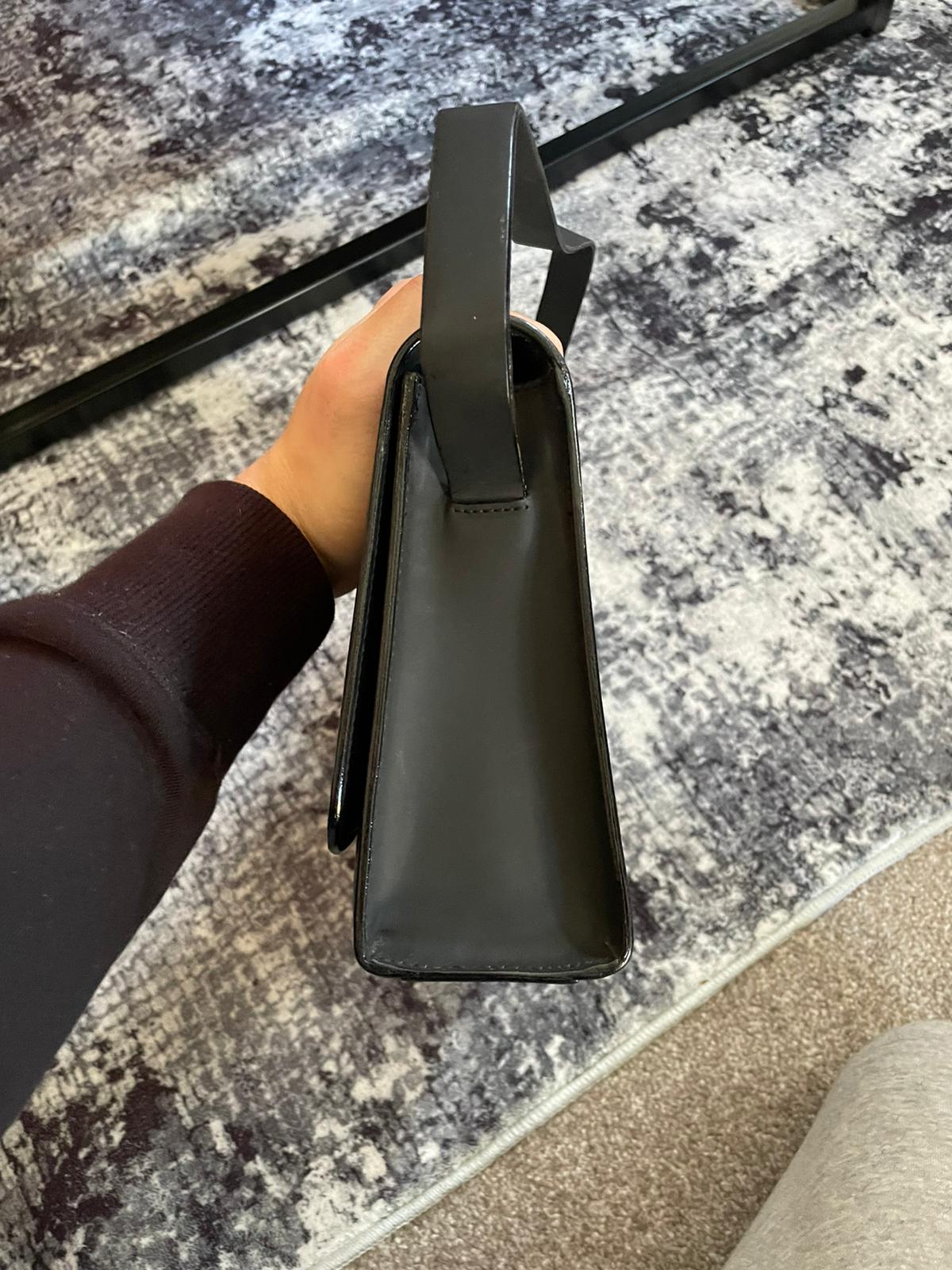 Vintage Gucci ShoulderBag Square G
Emblem authentic 2k hard shell black