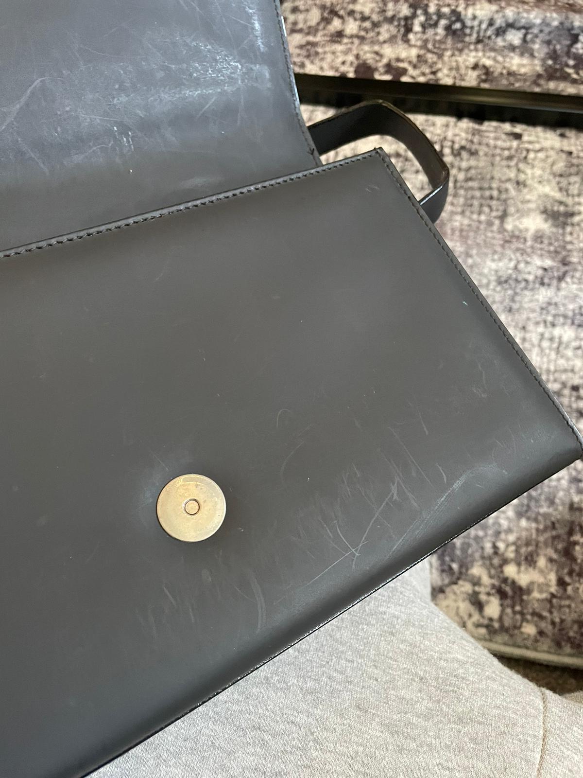 Vintage Gucci ShoulderBag Square G
Emblem authentic 2k hard shell black