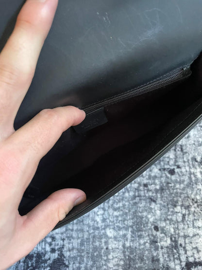 Vintage Gucci ShoulderBag Square G
Emblem authentic 2k hard shell black