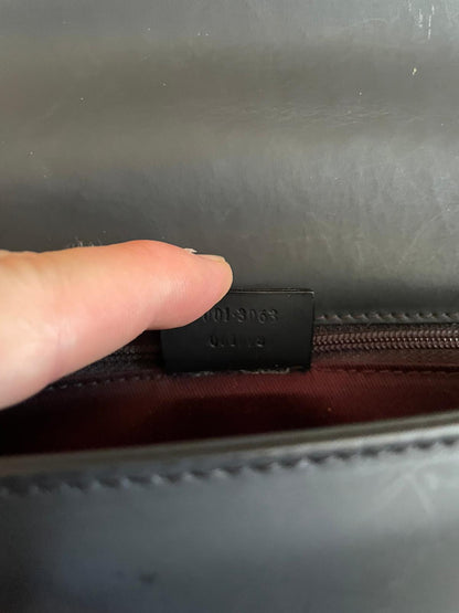 Vintage Gucci ShoulderBag Square G
Emblem authentic 2k hard shell black