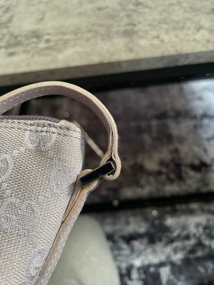 vintage gucci gg monogram boat pochette
Silver/Lilac Authentic Y2k