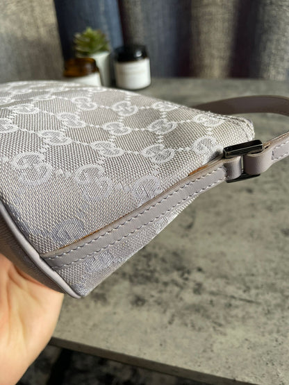 vintage gucci gg monogram boat pochette
Silver/Lilac Authentic Y2k