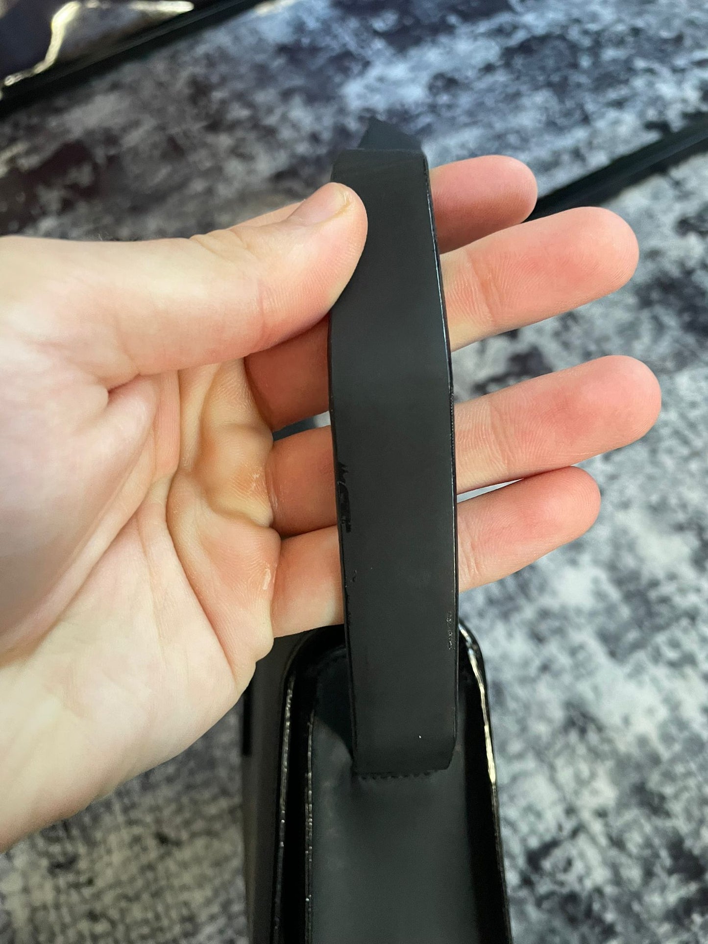 Vintage Gucci ShoulderBag Square G
Emblem authentic 2k hard shell black