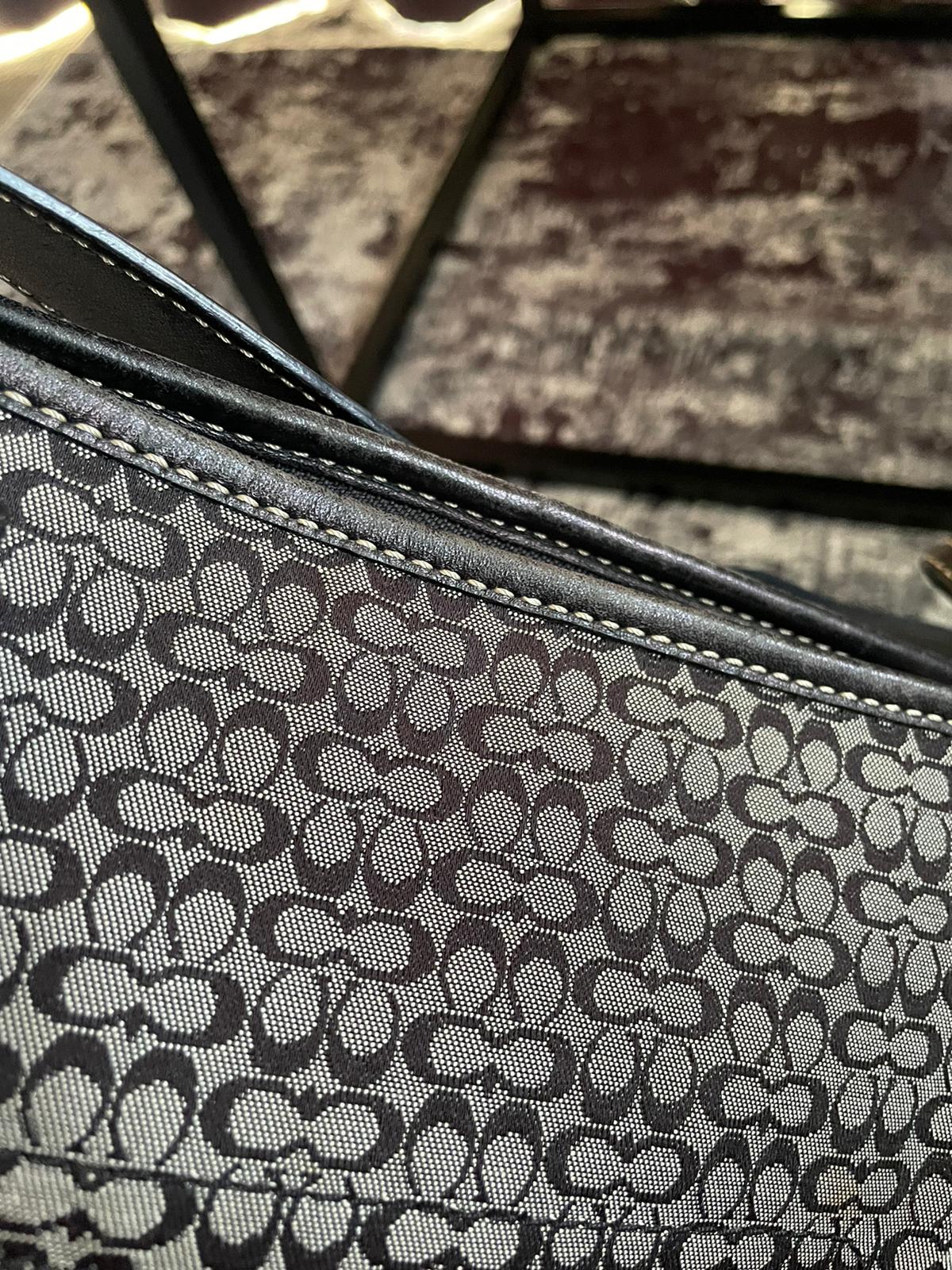 Vintage Coach Shoulderbag Monogram
Grey/black authentic 2k crossbody