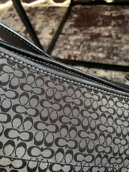 Vintage Coach Shoulderbag Monogram
Grey/black authentic 2k crossbody