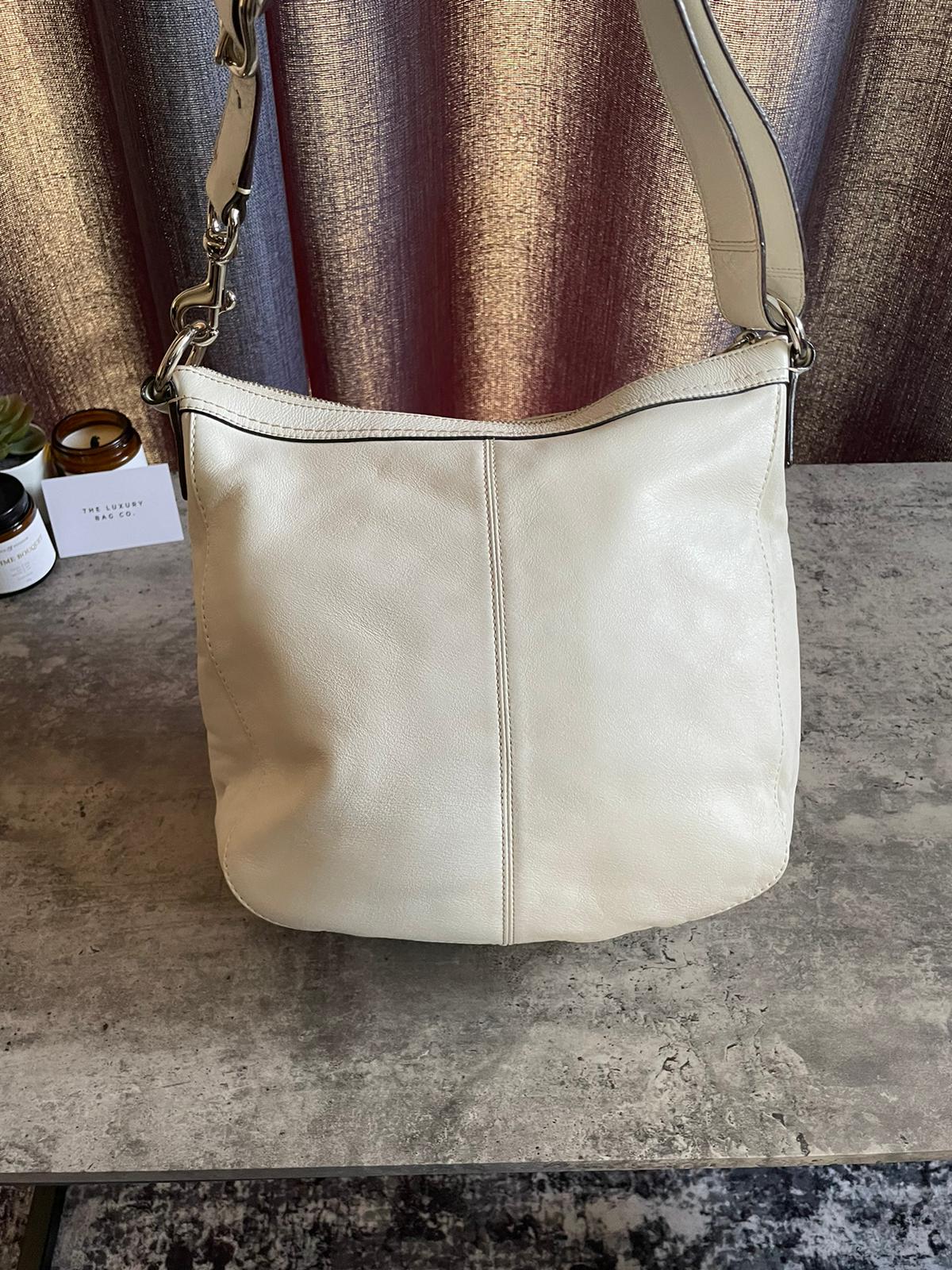 Vintage Coach Shoulderbag White Leather
Authentic Y2k Detailed