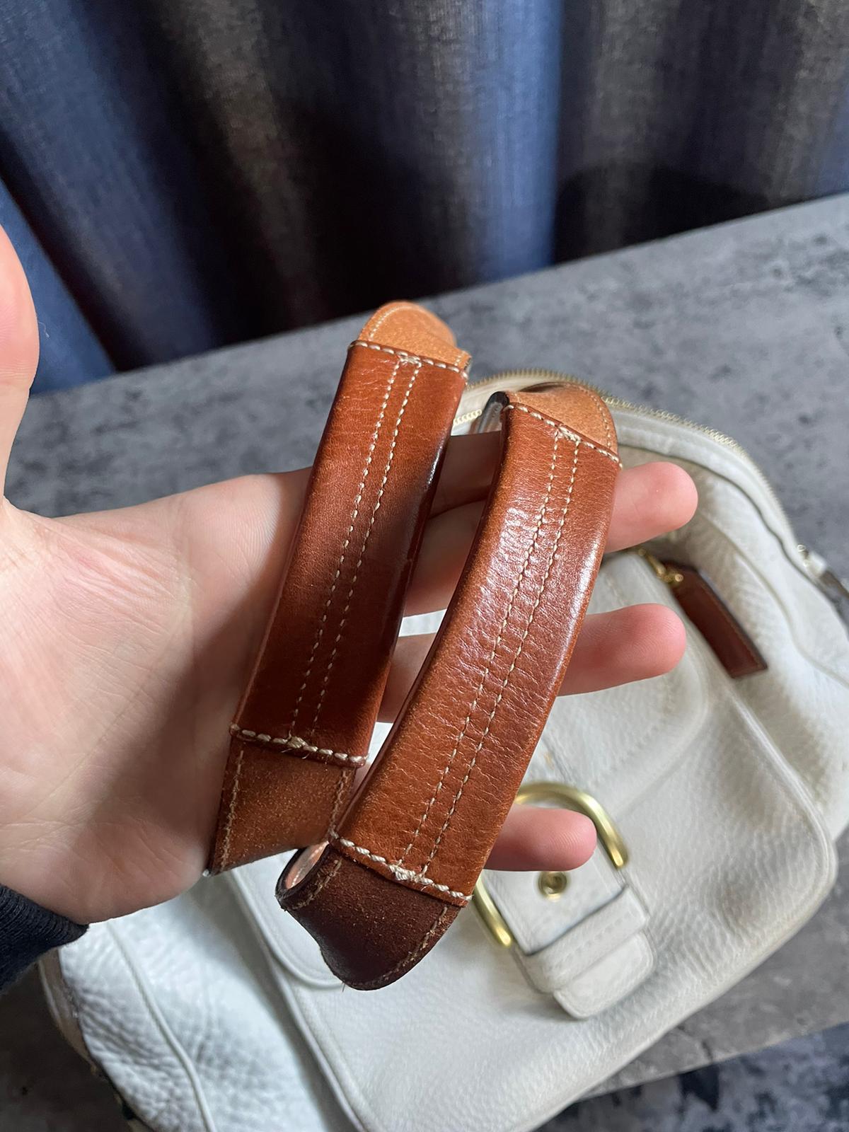 Vintage Coach Soho Handbag White/ Brown Leather Buckle Flap Authentic Y2k
Good condition