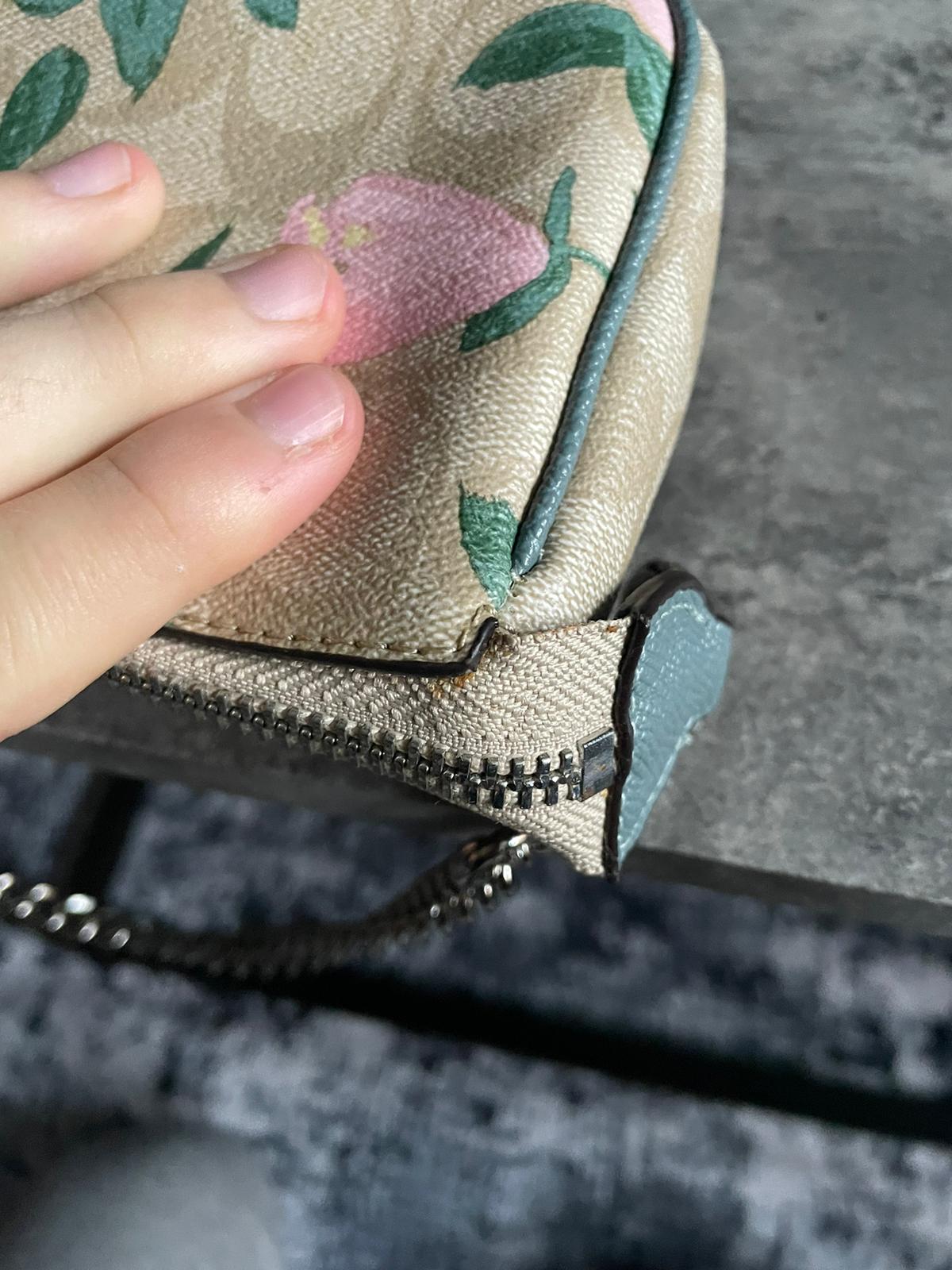 Coach Monogram Flower Print Mini
Handbag/Shoulderbag Beige authentic good condition