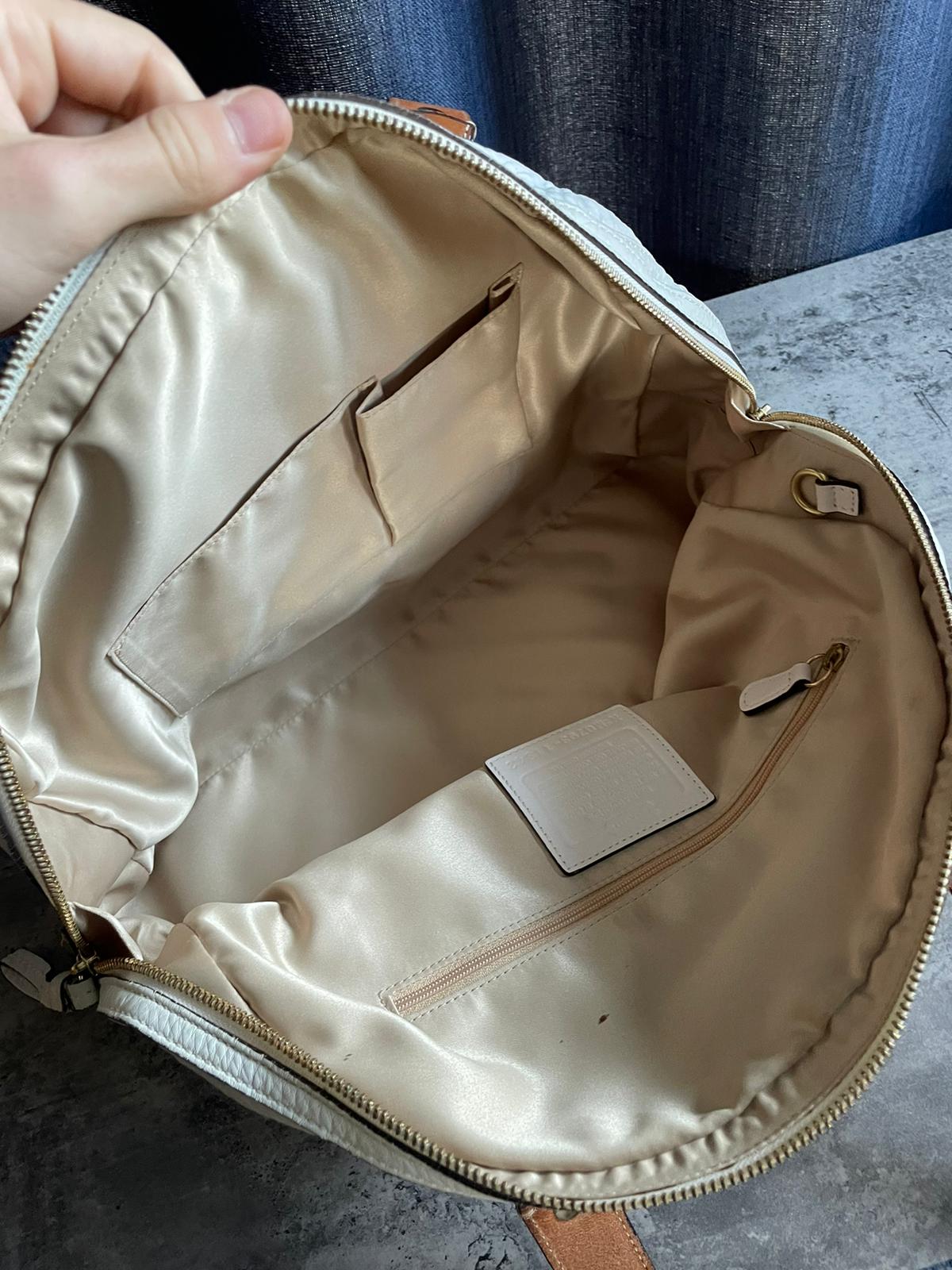 Vintage Coach Soho Handbag White/ Brown Leather Buckle Flap Authentic Y2k
Good condition