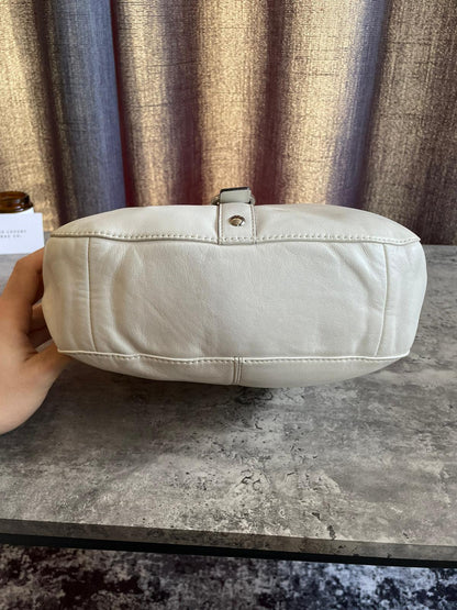 Vintage Coach Shoulderbag White Leather
Authentic Y2k Detailed