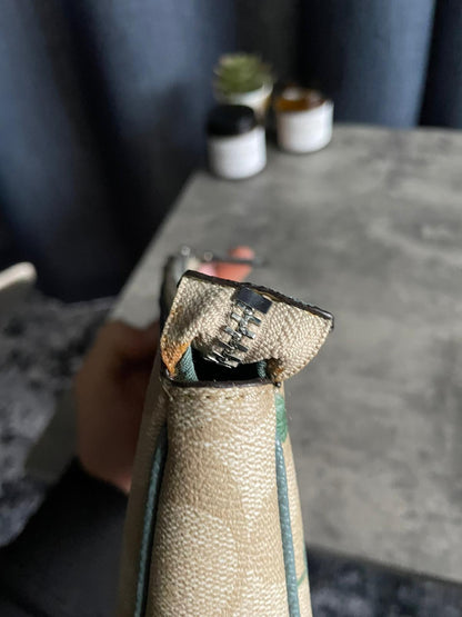 Coach Monogram Flower Print Mini
Handbag/Shoulderbag Beige authentic good condition