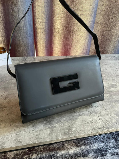 Vintage Gucci ShoulderBag Square G
Emblem authentic 2k hard shell black